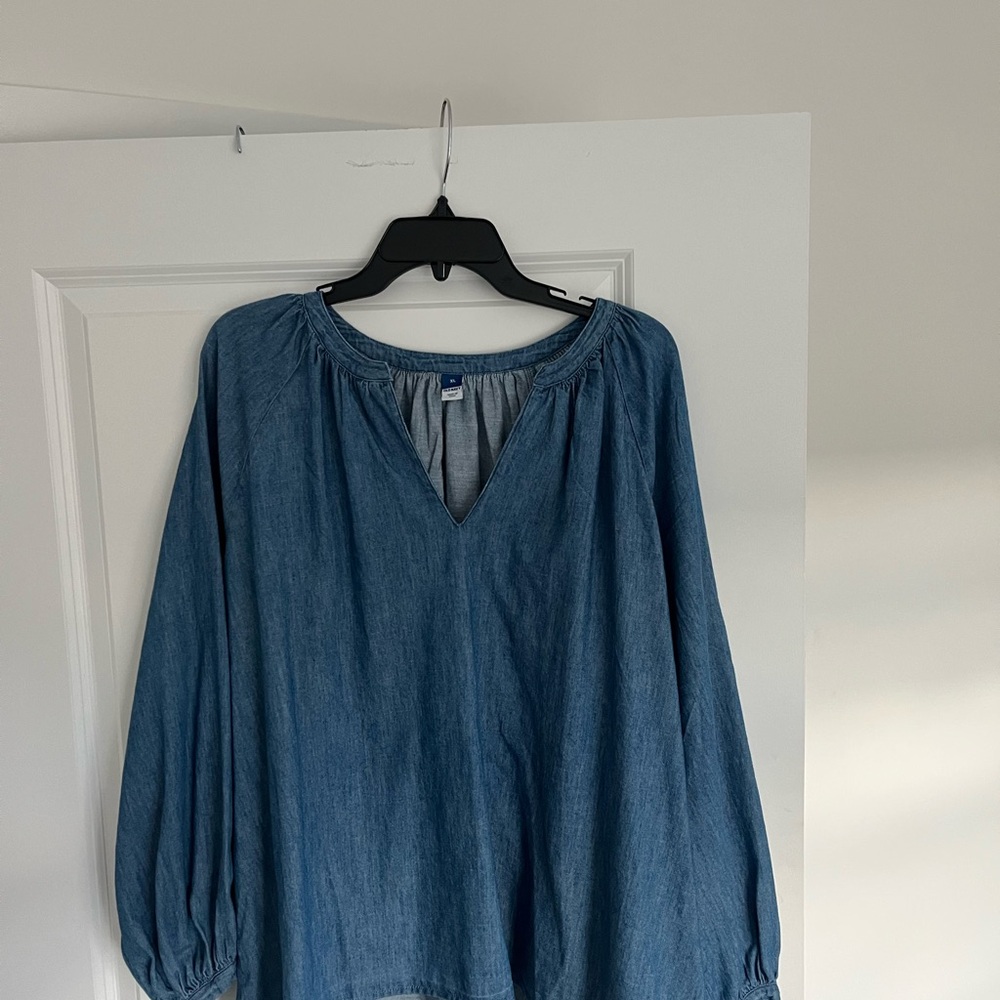 Old Navy Women’s XL Tunic Denim Blouse New with tags.